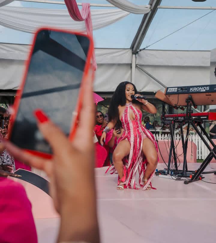 🎤 Zee Nxumalo Debuts Live Band Performance