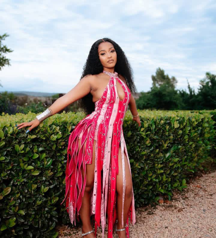 🎤 Zee Nxumalo Debuts Live Band Performance