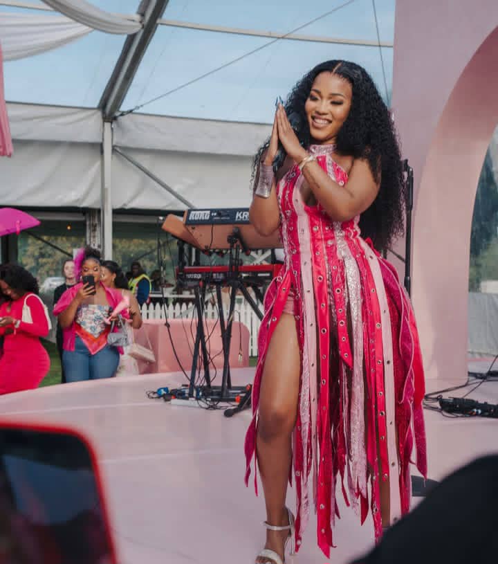 🎤 Zee Nxumalo Debuts Live Band Performance