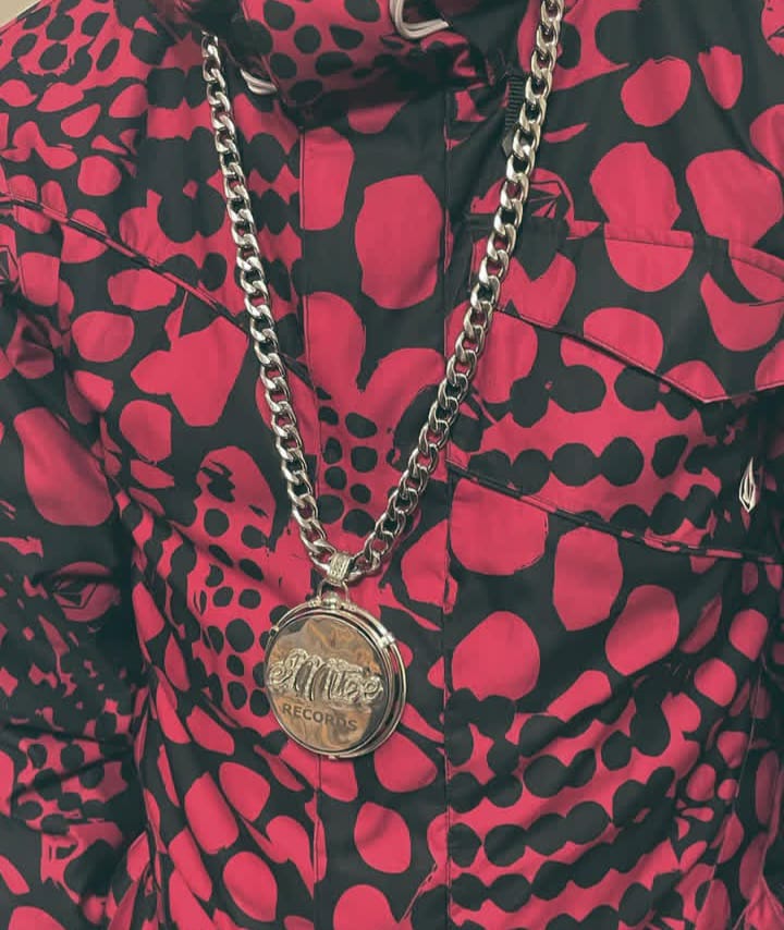 Emtee stage video viral. Emtee vs critics 2025. Emtee jewelry collection. Emtee iced out gang. Emtee net worth 2025. Emtee Records apology. Emtee falling asleep on stage. Emtee Pretoria performance. Emtee new chain 2025. Emtee diamond necklace. Emtee diamond chain. Emtee DIY 3 Deluxe.