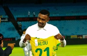 Salomon Kalou Spotted with Mamelodi Sundowns Salomon Kalou Mamelodi Sundowns visit. Salomon Kalou Kaizer Chiefs. Mamelodi Sundowns vs Orbit College. Doctor Khumalo Salomon Kalou. CAF Champions League Sundowns vs Al-Hilal. Betway Premiership news. Former Chelsea star Salomon Kalou was spotted at Loftus Versfeld. from Kaizer Chiefs to the Brazilians' camp.
