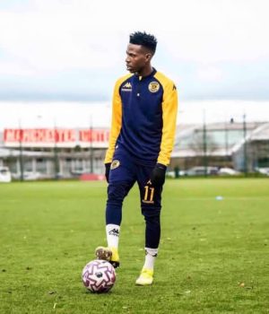 Why Cedric Kaze Finally Unleashed Thulani Mabaso on the Big Stage Thulani Mabaso debut. Kaizer Chiefs news. Cedric Kaze. DStv Diski Challenge graduates. Amakhosi youth development. Cedric Kaze Hails Chiefs' New Rising Star.