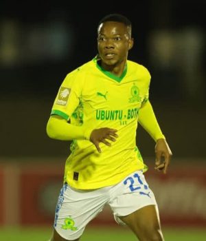 Can Mkhulise Fill the Mokoena-Sized Gap? Teboho Mokoena suspension. Mamelodi Sundowns vs Sekhukhune United 2026. Sphelele Mkhulise starting XI. Betway Premiership log leaders. Miguel Cardoso Sundowns coach. Peter Mokaba Stadium kickoff. Orlando Pirates title race. Iqraam Rayners stats.