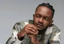 Kwesta Delights Young Fan with Spontaneous “Ngud” Performance at Petrol Station Kwesta young fan. Ngud performance. Kwesta humble moment. SA celebrity news 2026. Kwesta fan interaction.