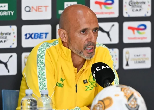 Mamelodi Sundowns vs Kaizer Chiefs 1-1, Betway Premiership title race, Orlando Pirates championship hopes, PSL officiating controversy, Jayden Adams red card. Miguel Cardoso slams referees