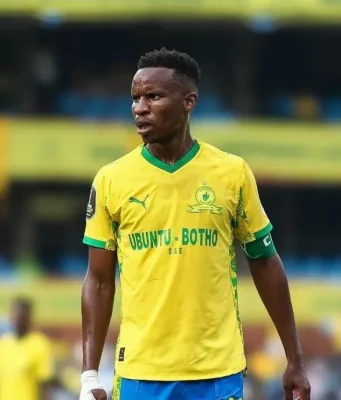 Junior Khanye: “Mshishi Was the Weakest Link” as Title Race Reopens Themba Zwane, Mamelodi Sundowns, Junior Khanye, Kaizer Chiefs, Orlando Pirates, Betway Premiership, Nuno Santos.