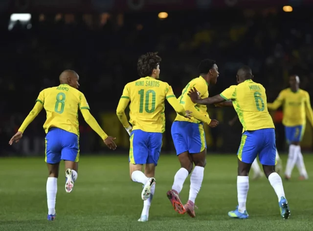 Orlando Pirates title race 2026, CAF Confederation Cup qualification, Kaizer Chiefs next match, PSL goal difference, Arsenal vs Pirates parallels. Kaizer Chiefs vs Sundowns draw