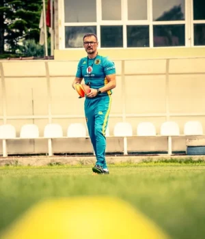 ‘You Can’t Hide’ – Ndlanya Issues Blunt Warning to Kaizer Chiefs Stars Ahead of Da Cruz Era Kaizer Chiefs, Fernando Da Cruz, Pollen Ndlanya, Amakhosi news, Naturena pre-season, DSTV Prem transfer news. Pollen Ndlanya Warns Kaizer Chiefs Squad Ahead of Fernando Da Cruz Era