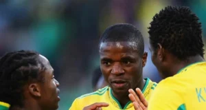 The Heartbreak Behind the Horns: 3 Key Moments That Cost Bafana Bafana Against Mexico in 2010 Siphiwe Tshabalala’s 2010 World Cup goal was iconic, but Bafana Bafana's 1-1 draw with Mexico was filled with regret. Discover the 3 moments that cost South Africa the win. Bafana Bafana 2010 World Cup, South Africa vs Mexico 2010, Siphiwe Tshabalala goal, Teko Modise misses, Aaron Mokoena offside trap, Katlego Mphela post.