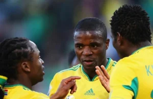 The Heartbreak Behind the Horns: 3 Key Moments That Cost Bafana Bafana Against Mexico in 2010 Siphiwe Tshabalala’s 2010 World Cup goal was iconic, but Bafana Bafana's 1-1 draw with Mexico was filled with regret. Discover the 3 moments that cost South Africa the win. Bafana Bafana 2010 World Cup, South Africa vs Mexico 2010, Siphiwe Tshabalala goal, Teko Modise misses, Aaron Mokoena offside trap, Katlego Mphela post.
