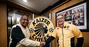 He’s Here: Fernando da Cruz Arrives at Naturena to Take Charge of Kaizer Chiefs Rebuild Fernando da Cruz arrives Kaizer Chiefs, Amakhosi new coach training, Naturena pre-season 2026, Kaizer Motaung Jr, Betway Premiership news. Fernando da Cruz Arrives at Kaizer Chiefs. Naturena Training Begins