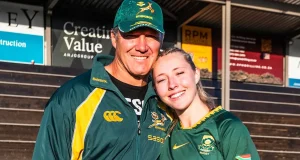 Green & Gold Legacy: André Snyman’s Daughter Keira Swaps Denver for Junior Springboks Paul Roos Gymnasium Stellenbosch, Springbok legacy, Women in Rugby SA, SA Rugby pathway. Keira Snyman, André Snyman, Junior Springbok Women, Springbok Women Sevens, South Africa Women Rugby. Keira Snyman Follows Father André Snyman to Junior Springboks. 18-year-old Keira Snyman left Denver to join the Junior Springbok Women, following in the footsteps of her father, 38-cap Springbok legend André Snyman.