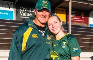 Green & Gold Legacy: André Snyman’s Daughter Keira Swaps Denver for Junior Springboks Paul Roos Gymnasium Stellenbosch, Springbok legacy, Women in Rugby SA, SA Rugby pathway. Keira Snyman, André Snyman, Junior Springbok Women, Springbok Women Sevens, South Africa Women Rugby. Keira Snyman Follows Father André Snyman to Junior Springboks. 18-year-old Keira Snyman left Denver to join the Junior Springbok Women, following in the footsteps of her father, 38-cap Springbok legend André Snyman.
