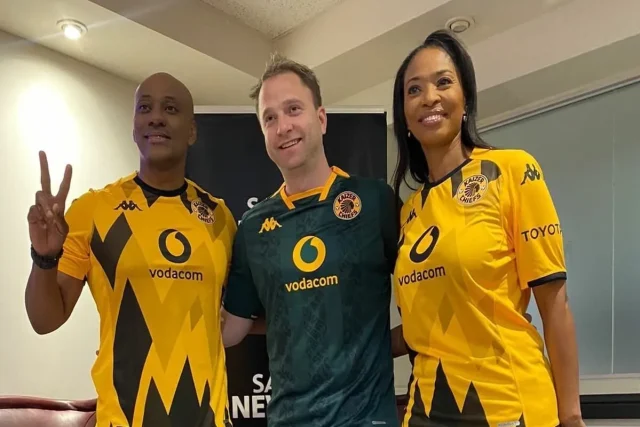 Amakhosi Show Support: L’vovo Derrango Visits Kaizer Chiefs Headquarters L'vovo Derrango, Kaizer Chiefs, Naturena, L'vovo stroke recovery. Kwaito news, Thokozani Ndlovu, Amakhosi, Gagasi FM L'vovo interview