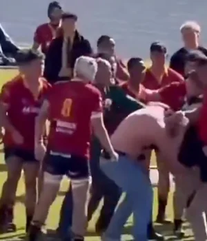 UGLY SCENES: Mass Sideline Brawl Halts EG Jansen vs Menlopark 1st XV Clash Schoolboy rugby fight, EG Jansen vs Menlopark brawl, Noordvaal rugby incident, Kobus Wiese, SA school rugby violence, Pretoria high school rugby. Ugly Schoolboy Rugby Fight: EG Jansen vs Menlopark Brawl