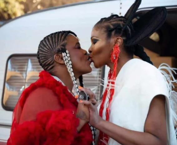 Simphiwe Dana & Thandiswa Mazwai Honoured at Basadi in Music Awards Basadi in Music Awards, Simphiwe Dana, Thandiswa Mazwai, King Tha, South African women in music, Gallo100, Mzansi music awards. Simphiwe Dana & Thandiswa Mazwai Honoured at Basadi in Music Awards