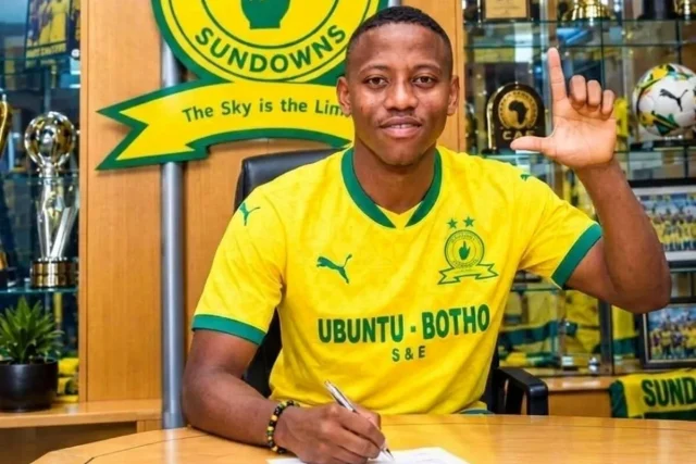 Thabo Cele to Mamelodi Sundowns? Latest transfer update after Kaizer Chiefs exit Thabo Cele Mamelodi Sundowns. Thabo Cele transfer. Thabo Cele Sundowns. Thabo Cele Kaizer Chiefs. Kaizer Chiefs transfer news. Mamelodi Sundowns transfer news. Sundowns latest transfer. PSL transfer news. South African football transfers. Thabo Cele latest news