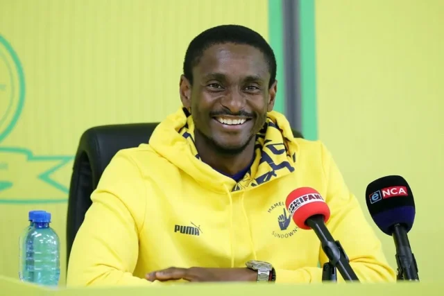 Andile Jali Explains Rulani Mokwena Fallout: “He Wanted to Be My Father” Andile Jali Rulani Mokwena. Andile Jali interview. Rulani Mokwena. Mamelodi Sundowns. Andile Jali Sundowns. Jali-Mokwena relationship. Pitso Mosimane Andile Jali. Sundowns coach-player relationship. South African football news