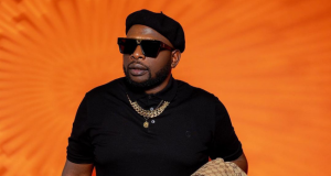 DJ Maphorisa Gives Cassper Nyovest His Flowers Ahead of Scorpion Kings’ FNB Stadium Show DJ Maphorisa latest news. Cassper Nyovest. Scorpion Kings Live. Scorpion Kings FNB Stadium. Scorpion Kings FNB show. DJ Maphorisa and Kabza De Small. Cassper Nyovest Fill Up FNB. Cassper Nyovest stadium concert. A Family Affair. South African music. Amapiano. FNB Stadium concert, Scorpion Kings 2026
