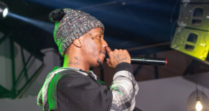 Emtee Makes Powerful Stage Return at Kota Festival After 16 Days in Custody Emtee. Emtee latest news. Emtee new album. Emtee Kota Festival. Emtee performance. Emtee Big Zulu. Big Zulu and Emtee. Emtee comeback. South African hip hop. SA hip hop. Emtee court case. Emtee released on bail. Emtee 2026. Cape Town Kota Festival. Mthembeni Emtee Ndevu. Emtee returns to stage