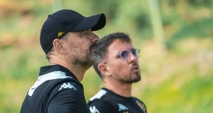 Kaizer Chiefs hand Da Cruz major attacking boost as trio return to fitness Kaizer Chiefs. Kaizer Chiefs latest news. Fernando Da Cruz. Khanyisa Mayo. Flávio da Silva. Etiosa Ighodaro. Kaizer Chiefs injuries. Kaizer Chiefs attack. Kaizer Chiefs squad. Amakhosi. Betway Premiership. Kaizer Chiefs goals. PSL news. South African football. Kaizer Chiefs strikers. Kaizer Chiefs return from injury