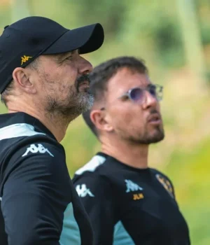 Kaizer Chiefs hand Da Cruz major attacking boost as trio return to fitness Kaizer Chiefs. Kaizer Chiefs latest news. Fernando Da Cruz. Khanyisa Mayo. Flávio da Silva. Etiosa Ighodaro. Kaizer Chiefs injuries. Kaizer Chiefs attack. Kaizer Chiefs squad. Amakhosi. Betway Premiership. Kaizer Chiefs goals. PSL news. South African football. Kaizer Chiefs strikers. Kaizer Chiefs return from injury