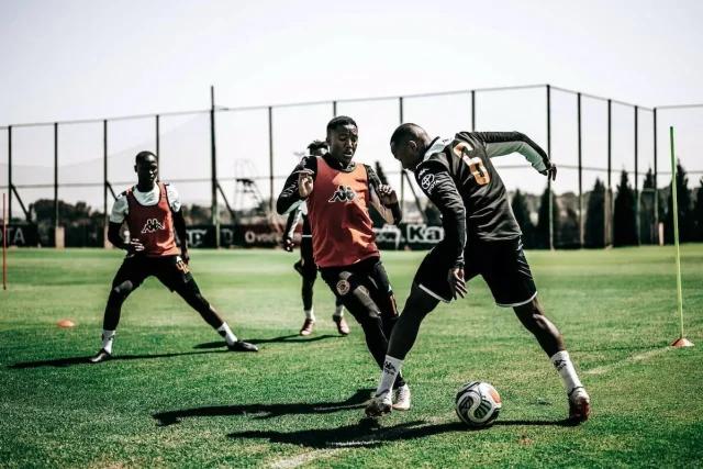 Kaizer Chiefs Deal With Injury Blow Ahead of Clash With Stellenbosch Kaizer Chiefs vs Stellenbosch injury news. Luke Baartman injury, Steven Mendes Kaizer Chiefs, PSL fixtures October 2026, Khanyisa Mayo recovery, Glamour Boys news.