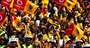 FNB Stadium Big Screen Shows Pirates Match During Chiefs vs Stellenbosch, and Social Media Reacts Pirates match FNB big screen. Chiefs vs. Stellenbosch 1-1. Orlando Pirates 3-0 TS Galaxy. FNB Stadium big screen viral video. Kaizer Chiefs fans reaction. Soweto derby banter. Betway Premiership viral moment. Chiefs Stellenbosch draw