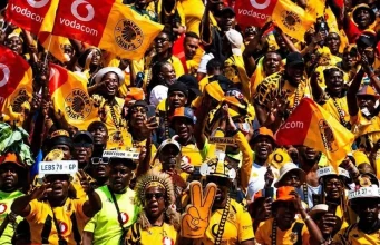 FNB Stadium Big Screen Shows Pirates Match During Chiefs vs Stellenbosch, and Social Media Reacts Pirates match FNB big screen. Chiefs vs. Stellenbosch 1-1. Orlando Pirates 3-0 TS Galaxy. FNB Stadium big screen viral video. Kaizer Chiefs fans reaction. Soweto derby banter. Betway Premiership viral moment. Chiefs Stellenbosch draw
