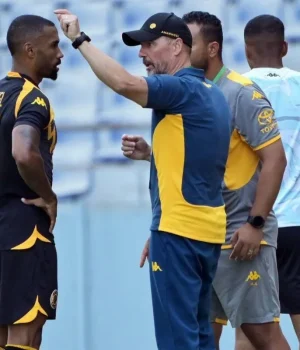 Tactically Shackled? Why Kaizer Chiefs Coach Fernando Da Cruz Must Adapt Before It’s Too Late Fernando Da Cruz Kaizer Chiefs.Kaizer Chiefs tactics news. Kaizer Chiefs vs Red Arrows CAF Confederation Cup. Betway Premiership updates 2026. Amakhosi football news