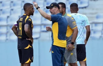 Tactically Shackled? Why Kaizer Chiefs Coach Fernando Da Cruz Must Adapt Before It’s Too Late Fernando Da Cruz Kaizer Chiefs.Kaizer Chiefs tactics news. Kaizer Chiefs vs Red Arrows CAF Confederation Cup. Betway Premiership updates 2026. Amakhosi football news